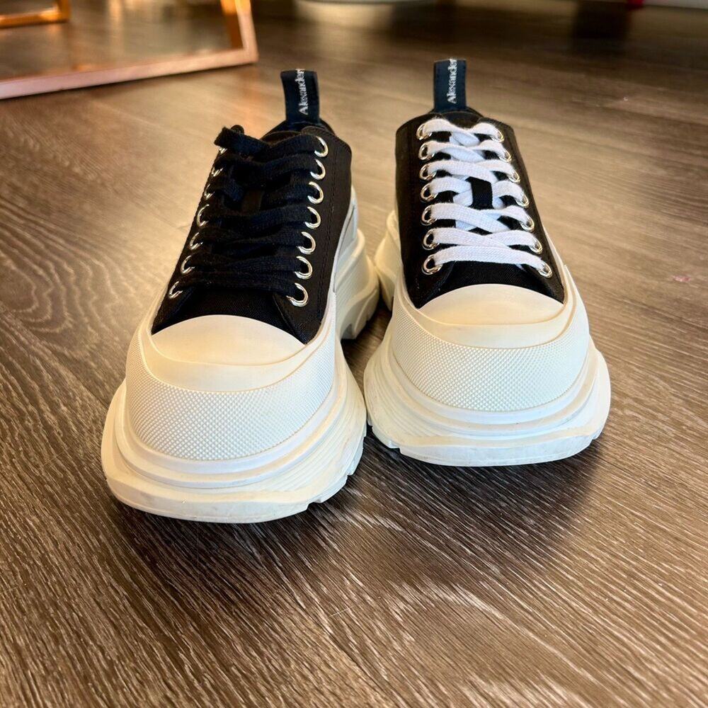 EUC Alexander McQueen Tread Slick Low Top Platform Sneakers Black White Lace Up - Picture 8 of 9